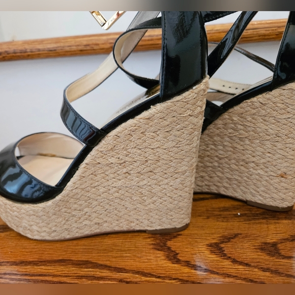 💜MICHAEL KORS Black Patent Leather Sandal Wedge w Peekaboo Toe Ankle Straps - Picture 2 of 12